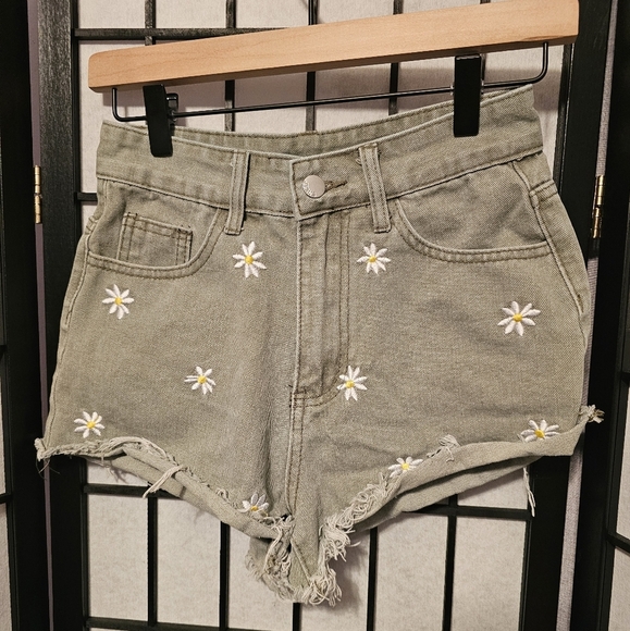 Sage Green Daisy Shorts Size 2 - Picture 1 of 3